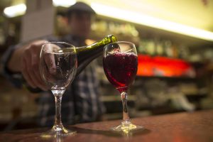 ISL22. PARÍS (FRANCIA), 15/11/12.- Un barman sirve una copa de vino Beaujolais Nouveau hoy, jueves 15 de noviembre de 2012, en París (Francia). El tercer jueves de noviembre marca el lanzamiento oficial de la cosecha del vino de este año. EFE/IAN LANGSDON